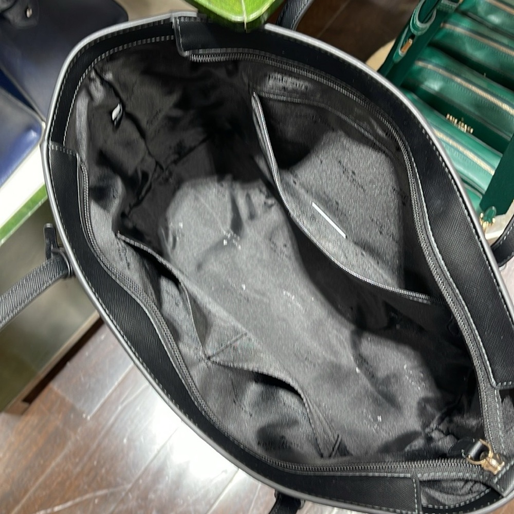 Kate Spade Schuyler Medium Tote
COLOR:
Black
NWT - Picture 12 of 16